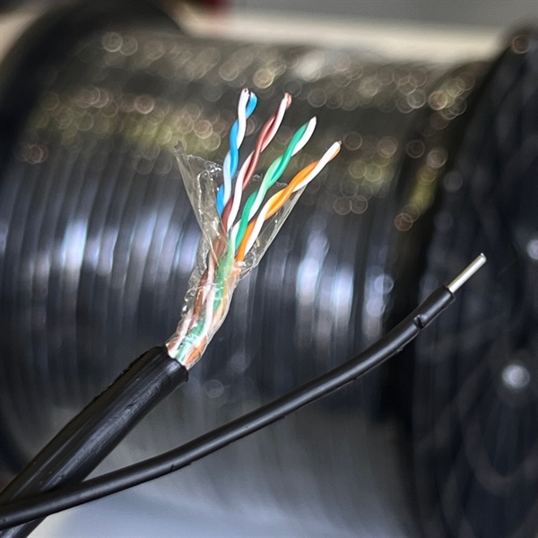 Cáp mạng VCOM CAT5E outdoor cường lực UTP 4PRS 25AWG PE SS ST 1.0mm (cuộn 305m) Cáp mạng VCOM CAT5E outdoor cường lực UTP 4PRS 25AWG PE SS ST 1.0mm (cuộn 305m)